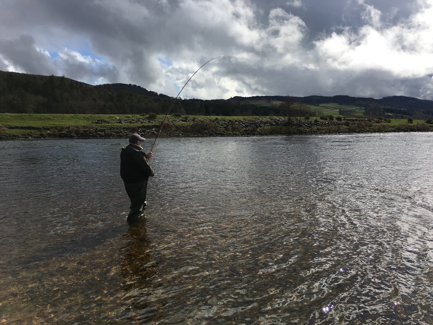 It's always best to try to get side on to a salmon when playing the fish. This salmon fishing holiday angler was playing this fish on the River Tay near Dunkeld. This salmon managed to get well below this salmon fisher which is not best practice as a side on position brings the fight to a far earlier close.