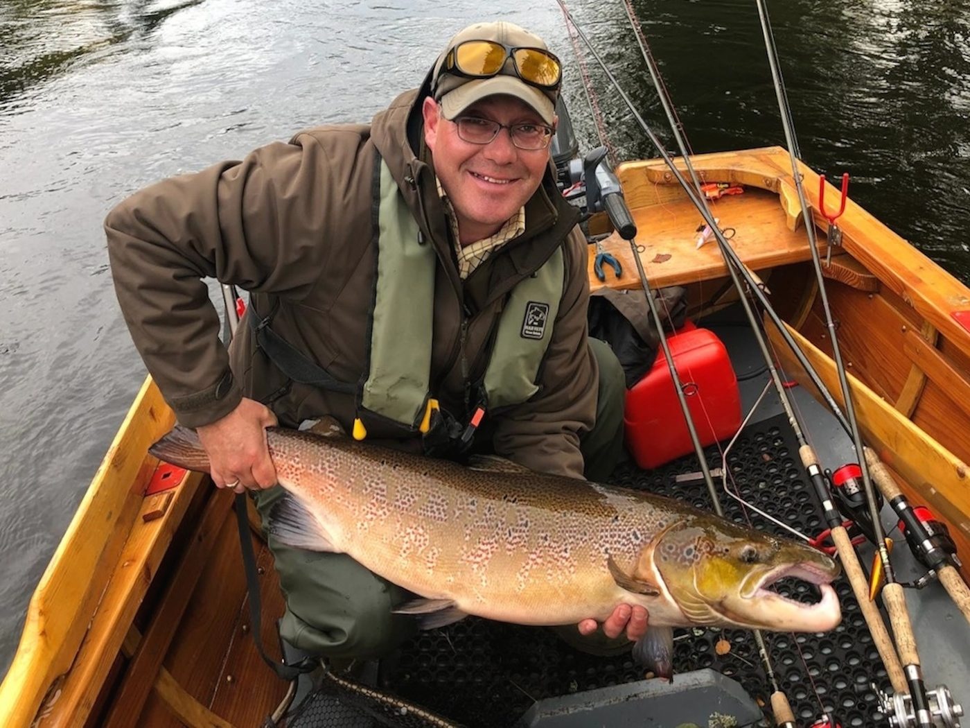Here's one of the River Tay ghillies with a big coloured cock salmon that was captured near Dunkeld during September. Many big salmon like this enter the Tay during the Autumn high water months so there's always a fair chance of our salmon fishing guides connecting our salmon fishing trip guests with one of these fine specimens.