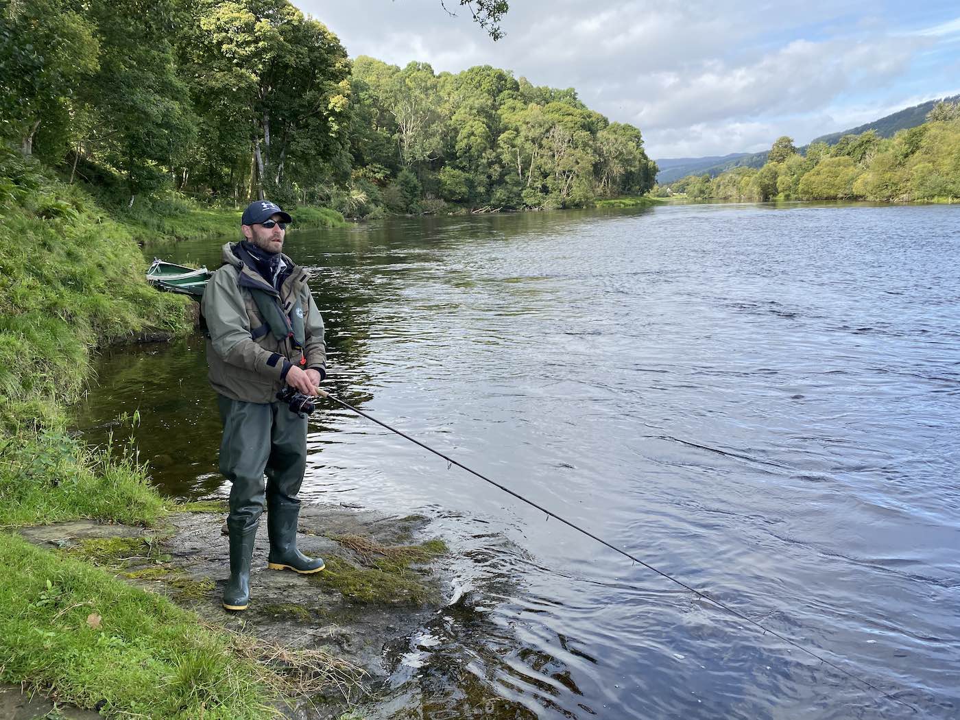 Here's an angler salmon fishing with a spinning rod at the rocky point of the Upper Kinnaird Beat's Rock Pool. There's a deep drop off in front of this salmon fishing guest that goes from 5ft down to 20ft and salmon just love to sit on the edge of this deep water. This River Tay salmon fishing hot spot is 20 minutes north of Dunkeld on the A9 motorway.