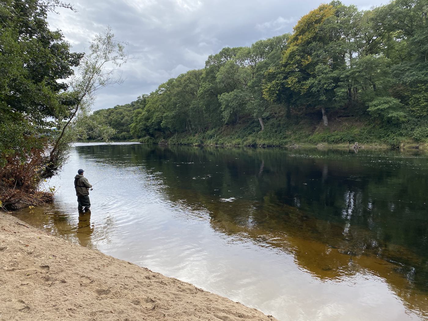 It's important to know good spin fishing tactics to stand the best chances of success when spin fishing on the River Tay. This shot was taken on the Rock Pool near Logierait which is a very productive spin fishing area of the Tay. This fisher was on a guided River Tay salmon fishing day with me as his personal ghillie. You can see I've kitted him out in chest waders, a waterproof jacket, life jacket and fishing equipment.