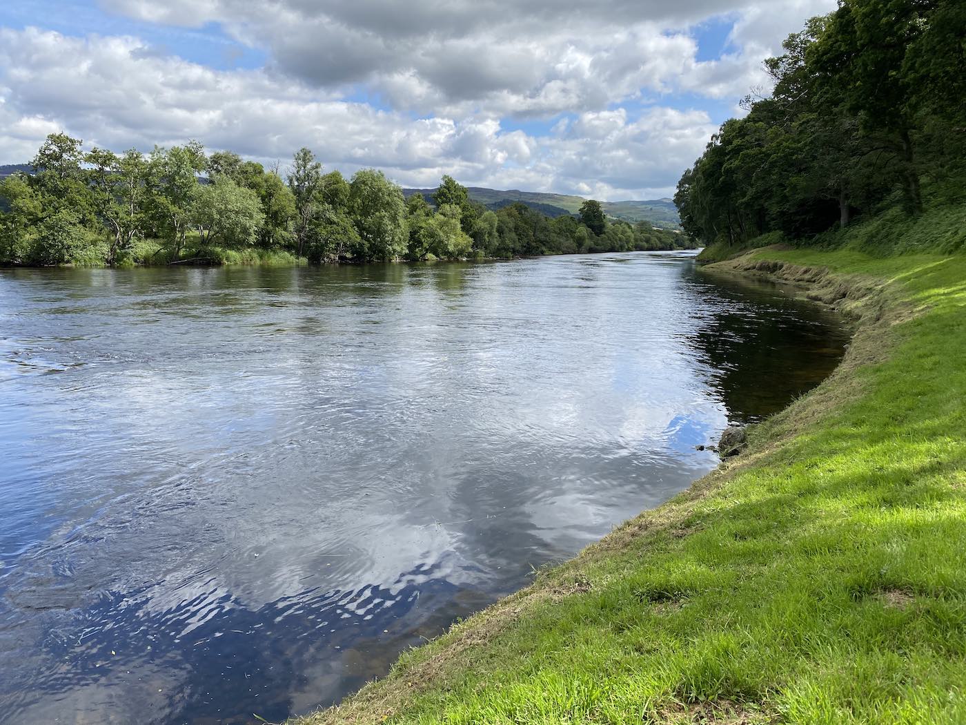Look at these salmon beat operational standards. You can see the cut the riverbank grass and strimmed riverbanks that keep the salmon beat looking immaculate. These are tell tale signs that a top professional guide is running the salmon beat. This is the Daffodil LIe Pool on the Kinnaird Beat on the River Tay.