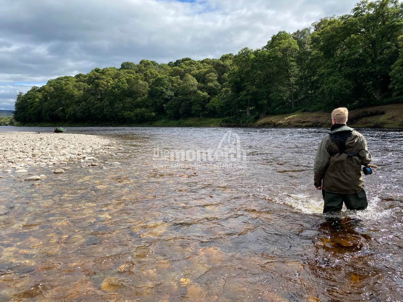 This River Tay gravel tapered riverbank is a very popular venue for teaching salmon fishing guided guests how to fish from. Look at the perfect line of oak tress on the opposite side of the river. The Tay is located in Perthshire which is in central Scotland and not too far from Edinburgh & Glasgow.