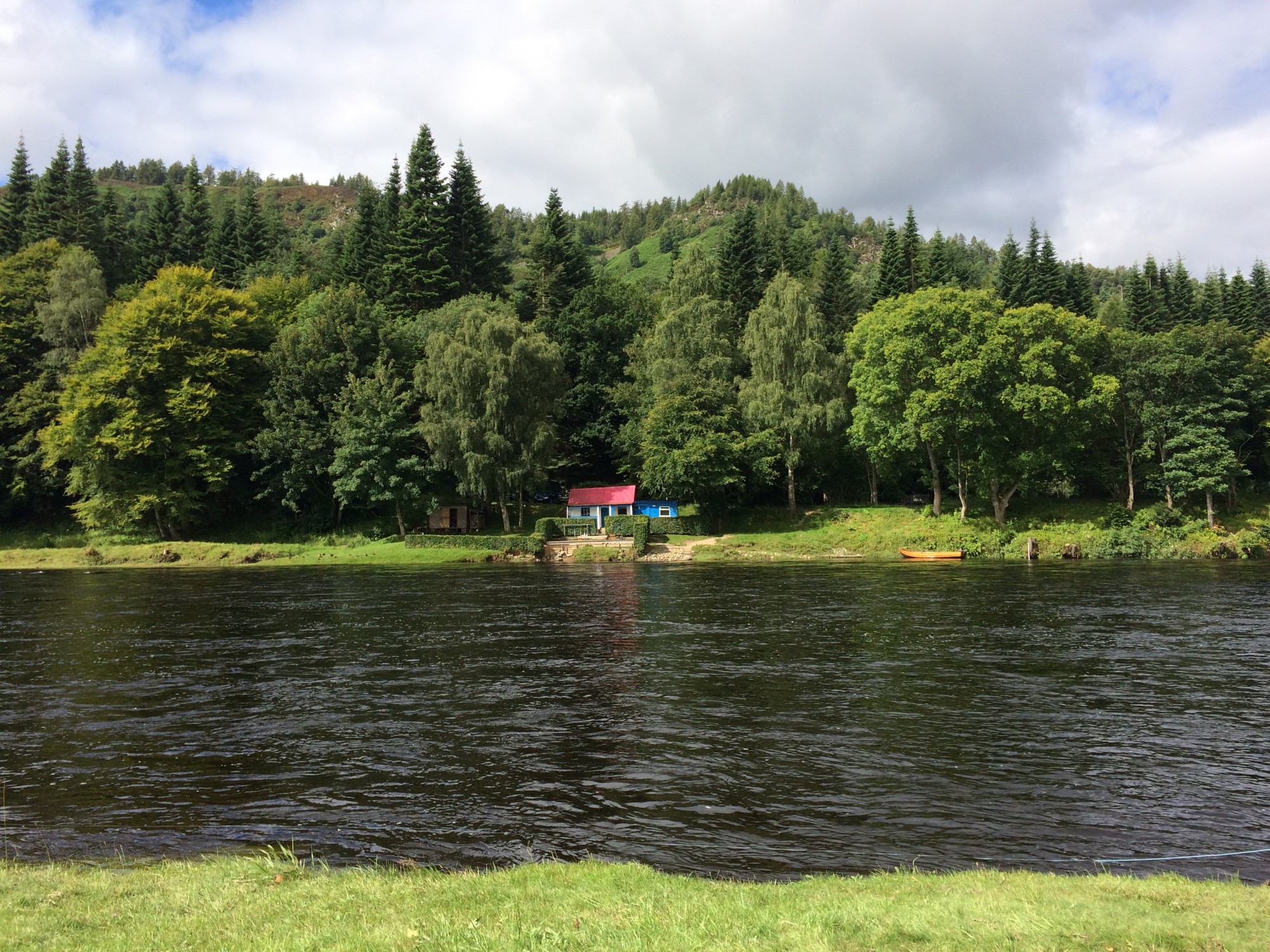 I took this shot of one of the most famous River Tay salmon fishing huts which dates back to 1970 when Willie Laird the ghillie and a few colleagues sited this local Victorian golf course hut on the banks of the Tay as the fishing hut for the Newtyle Beat. Look at the lovely woodland to the rear of the hut and the perfect grass bank in the foreground for salmon anglers and salmon guides to fish from.