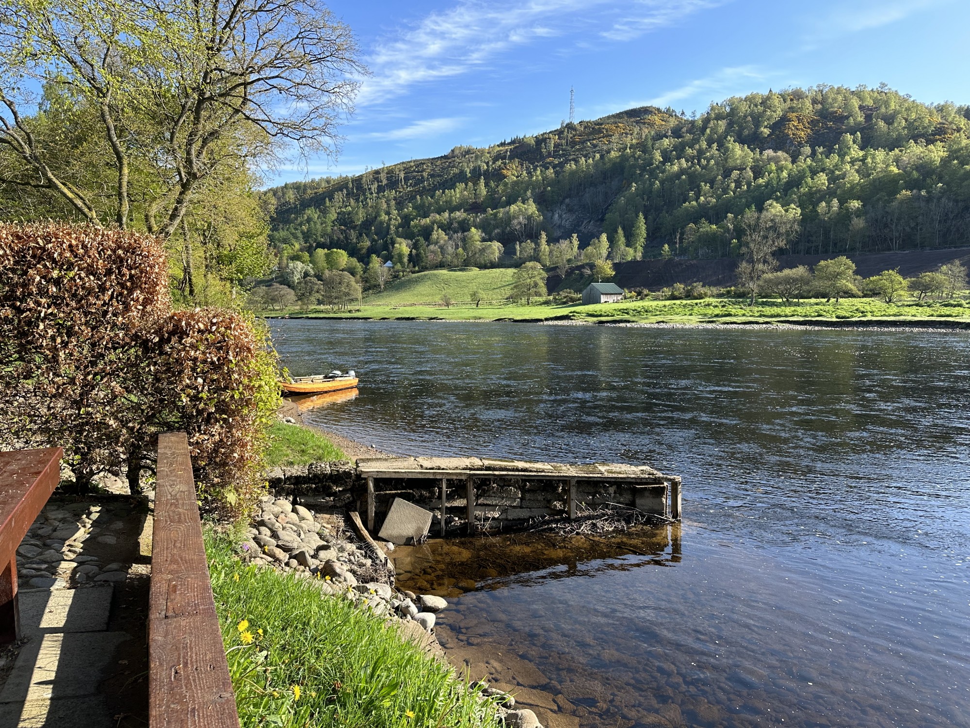 I took this photo of the stone build Newtyle Beat jetty which dates back to 1970 when it was constructed by Willie Laird who was the Newtyle Beat ghillie at that time. I served as Head Ghillie on Newtyle from 2001 to 2009 which was a fantastic period for me as a professional salmon guide. You can see the boathouse I built in 2008 on the opposite bank if you look closely. You can also see one of our traditional River Tay harling boats just upstream of this famous jetty.